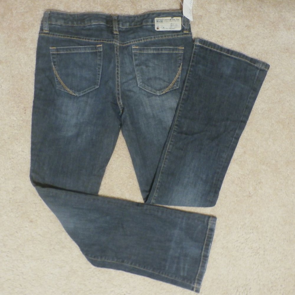 CONVERSE ONE STAR  SIZE 6 WOMEN'S BOOTCUT JEANS, 31" Waist, 32" Inseam, 8" Rise